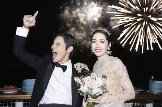向佐郭碧婷婚礼现场照曝光 网友：有雨神萧敬腾的地方竟然没有下雨？