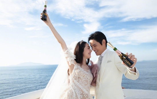 向佐郭碧婷婚礼现场照曝光 网友：有雨神萧敬腾的地方竟然没有下雨？