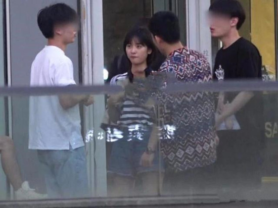 沈月恋情疑似曝光 这到底是个什么梗？