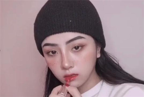 抖音网红罗百万鼻子哪里整的 罗百万整容前后对比照片