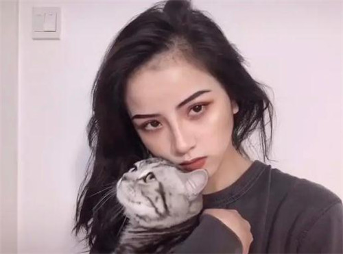抖音网红罗百万鼻子哪里整的 罗百万整容前后对比照片