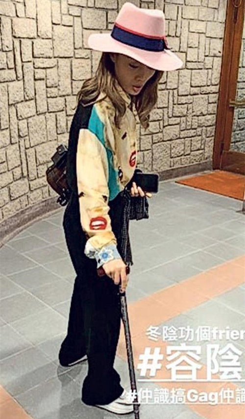 容祖儿拄拐杖 这到底是怎么回事？