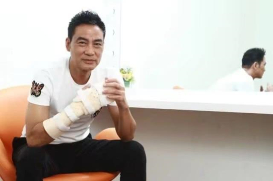 任达华逛街被偶遇 这到底是个什么情况？