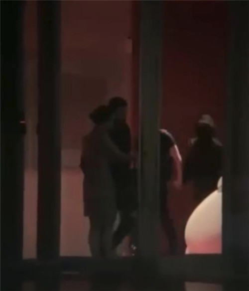 冯绍峰接机赵丽颖 甜蜜牵手力破离婚传闻
