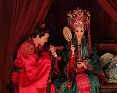冯绍峰接机赵丽颖 甜蜜牵手力破离婚传闻
