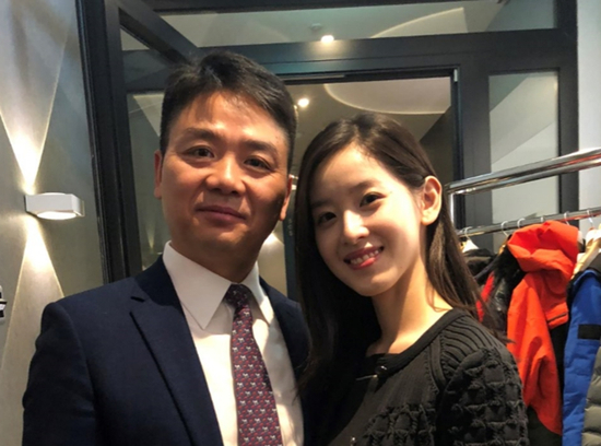 刘强东章泽天同框怎么回事 刘强东章泽天同框什么情况