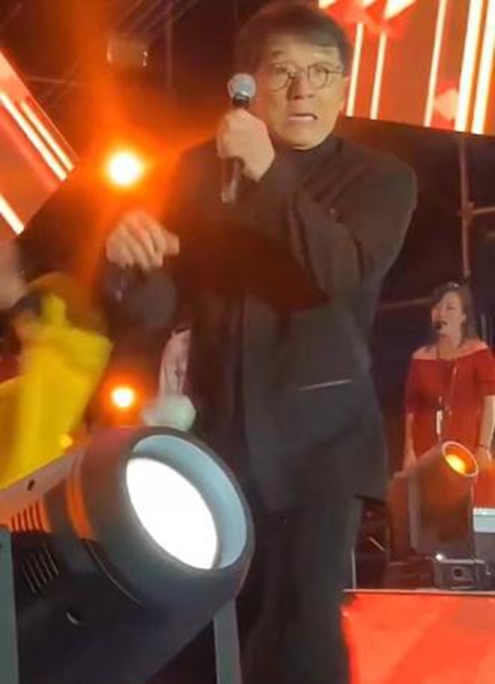 成龙演出遇小意外 这到底是个什么情况