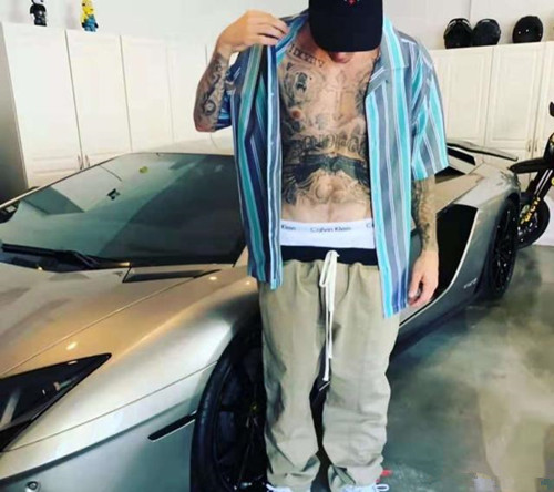 比伯晒与爱妻合照怎么回事 背后真相竟然是这样.....