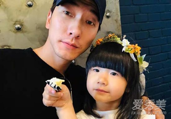 张亮4岁女儿走秀颜值成焦点 网友：全家共用一张脸？
