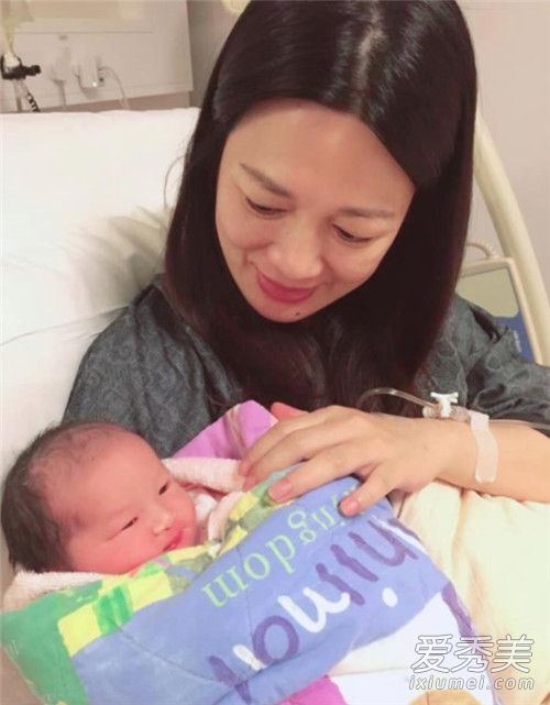 陈少霞晒母女合影怎么回事 陈少霞晒母女合影什么样子