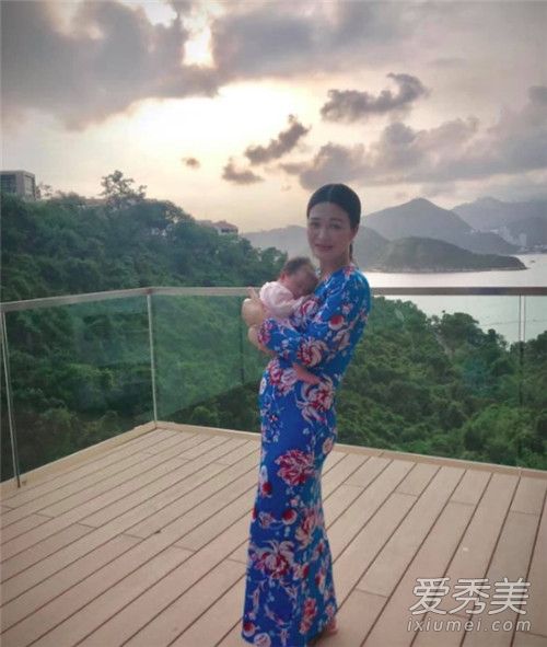 陈少霞晒母女合影怎么回事 陈少霞晒母女合影什么样子