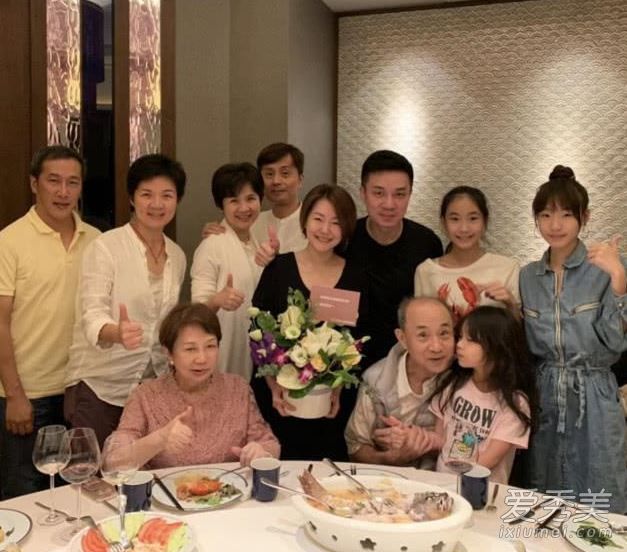 小S全家福曝光公婆罕见出镜 小S全家福曝光什么情况
