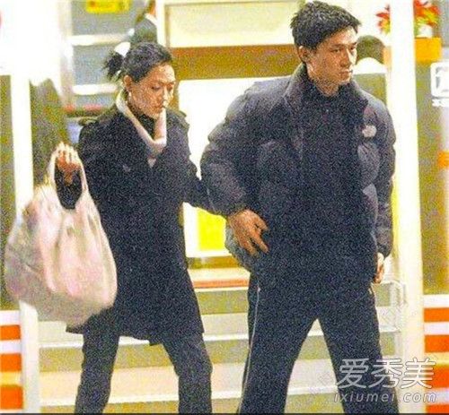 小S全家福曝光怎么回事 与老公穿情侣装罕见晒出公婆