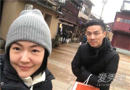 小S全家福曝光怎么回事 与老公穿情侣装罕见晒出公婆