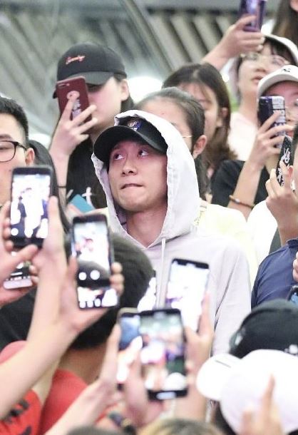 张一山被围堵表情生无可恋怎么回事 张一山被粉丝围堵表情笑喷