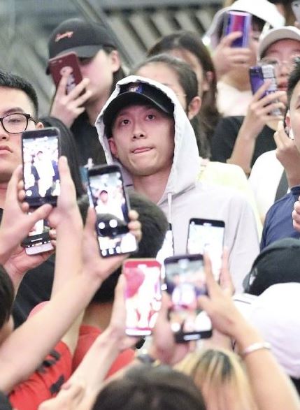 张一山被围堵表情生无可恋怎么回事 张一山被粉丝围堵表情笑喷