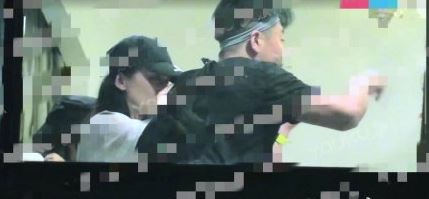 黄圣依疑被劝酒怎么回事 黄圣依被一男子强行劝酒搂抱