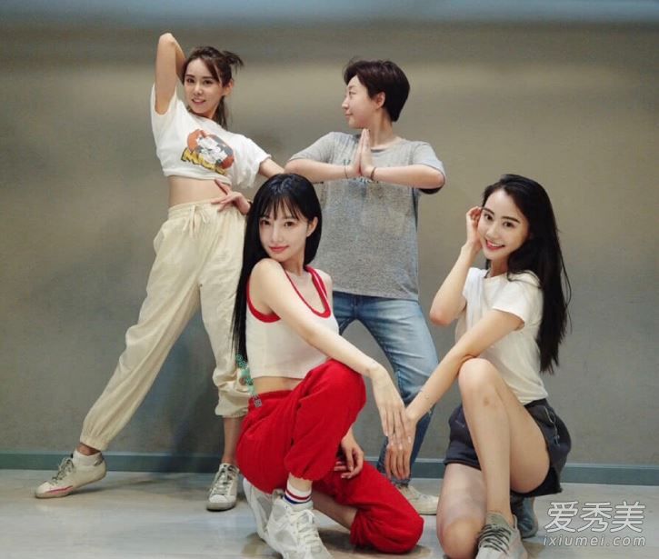 李小璐秀一字马晒美照 网友大赞李小璐好身材好少女