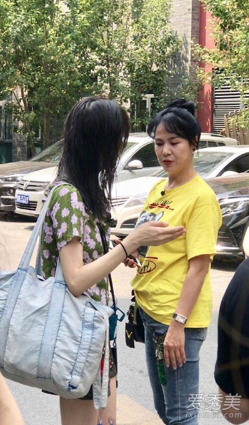 郑爽和妈妈同框怎么回事 背后真相竟然是这样......