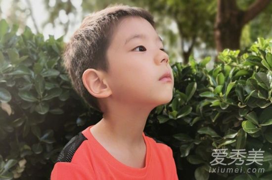 嗯哼幼儿园毕业怎么回事 嗯哼几岁了自称对未来很困惑