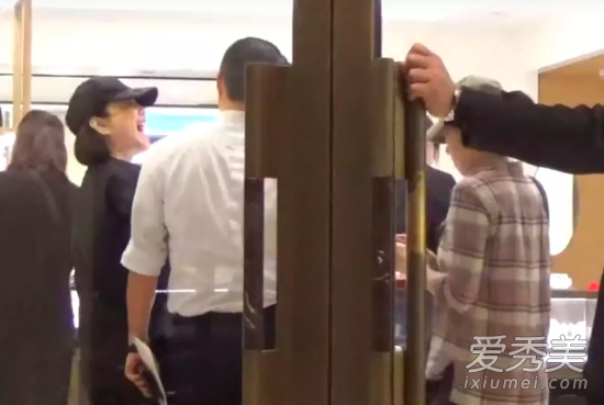林青霞亲吻型男 这到底是个什么梗？