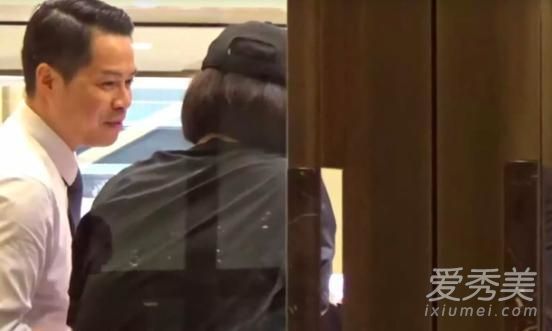 林青霞亲吻型男 这到底是个什么梗？