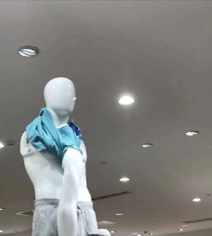 优衣库联名遭疯抢原因 这到底是个什么梗？