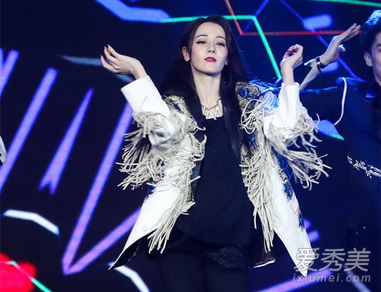 迪丽热巴撕衣服 背后真相竟然是这样……