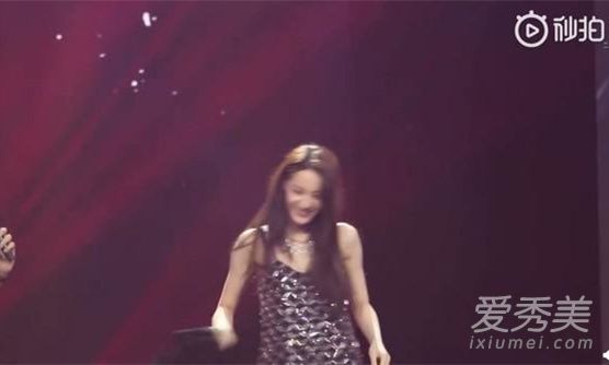 迪丽热巴撕衣服 背后真相竟然是这样……