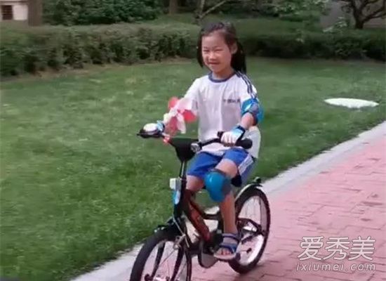 岳云鹏接孩子放学 这到底是个什么梗？