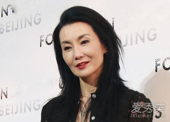 54岁张曼玉逛地摊 这到底是个什么情况？