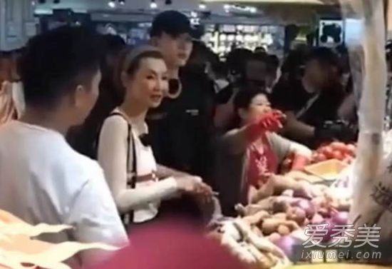 54岁张曼玉逛地摊 这到底是个什么情况？