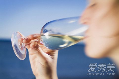 抖音给我一杯酒再给我一支烟是什么歌谁唱的 歌词介绍