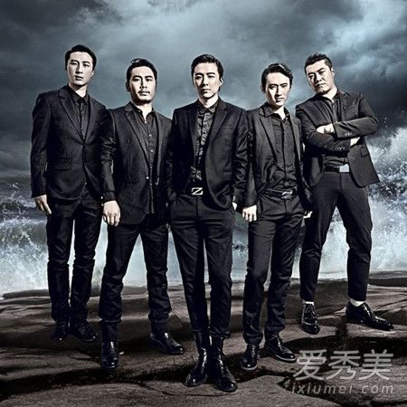 抖音我在飞你在追心中的痛自己背是什么歌 摩登兄弟英雄的泪歌词