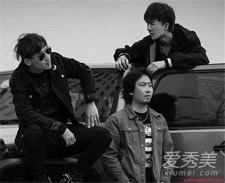 抖音我在飞你在追心中的痛自己背是什么歌 摩登兄弟英雄的泪歌词
