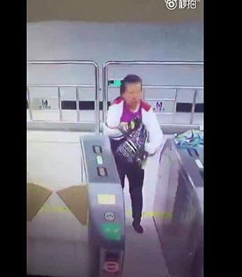 婆婆刷卡姿势走红背景音乐是什么 panama歌词介绍