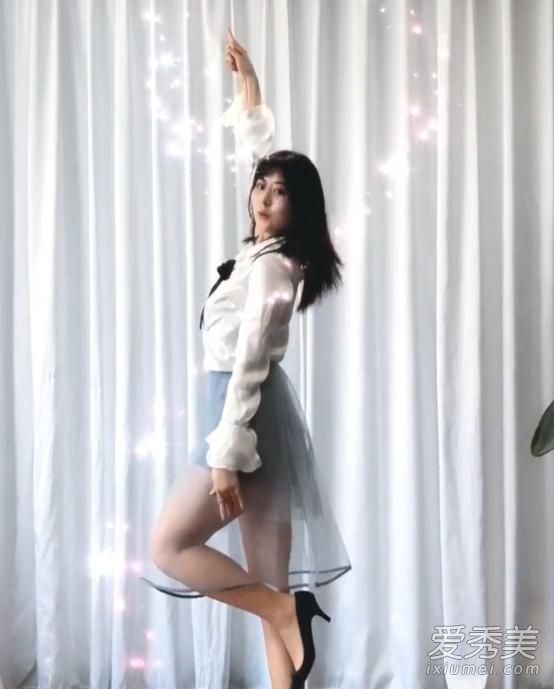 抖音化妆骑摩托摘星星是什么歌 化妆骑摩托摘星星出处