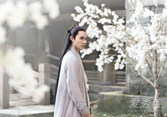 烈火如歌片头曲叫什么名字？