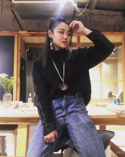 薛之谦背过手女声是谁唱的?