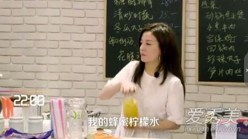 中餐厅赵薇放的什么歌?中餐厅赵薇在车上放的歌