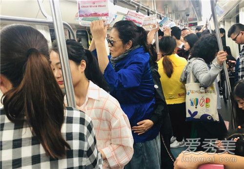倪萍长沙挤地铁 倪萍为什么挤地铁这到底是个什么梗？