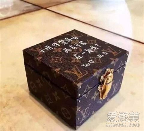 何猷君文物上涂鸦 这到底是个什么情况