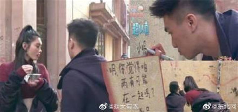 何猷君文物上涂鸦 这到底是个什么情况