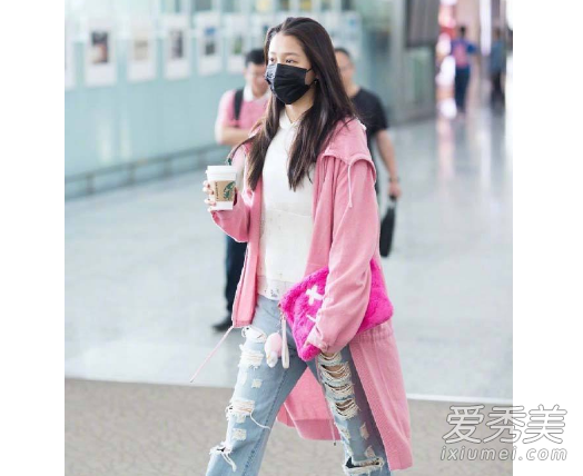 关晓彤戛纳红毯镂空印花裙 这到底是怎么回事