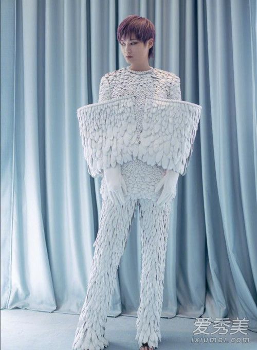 李宇春白色羽毛装什么样子 李宇春白色羽毛装照片