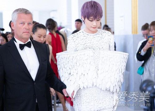 李宇春白色羽毛装什么样子 李宇春白色羽毛装照片