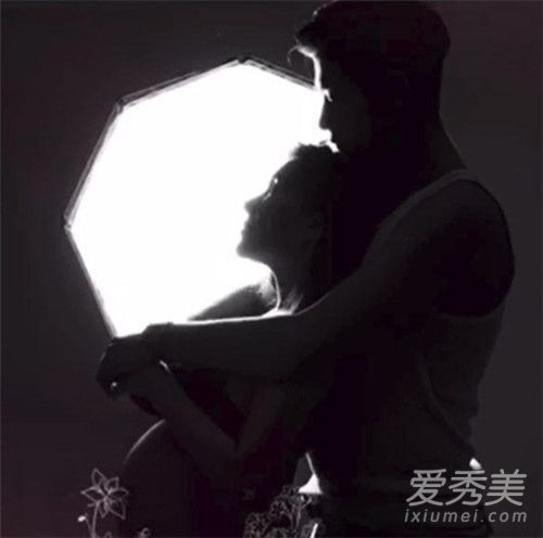何超盈拍孕肚写真 这究竟是什么梗？
