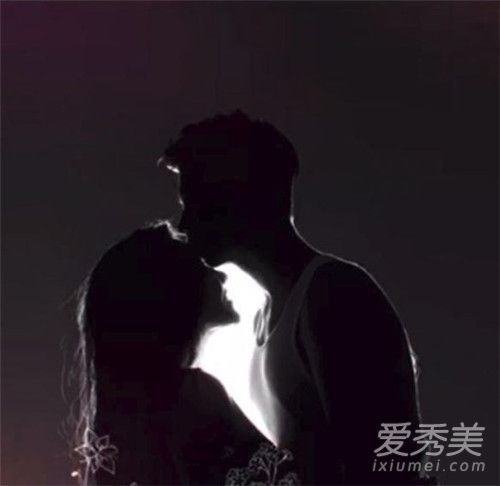 何超盈拍孕肚写真 这究竟是什么梗？