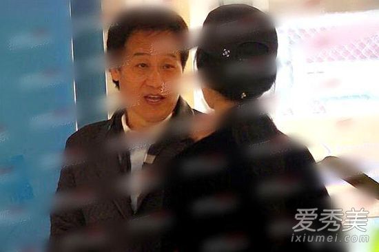 杨采钰现身医院 网曝陈金飞女友杨采钰怀孕！