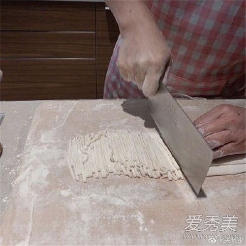 关晓彤学做炸酱面 这到底是个什么梗？